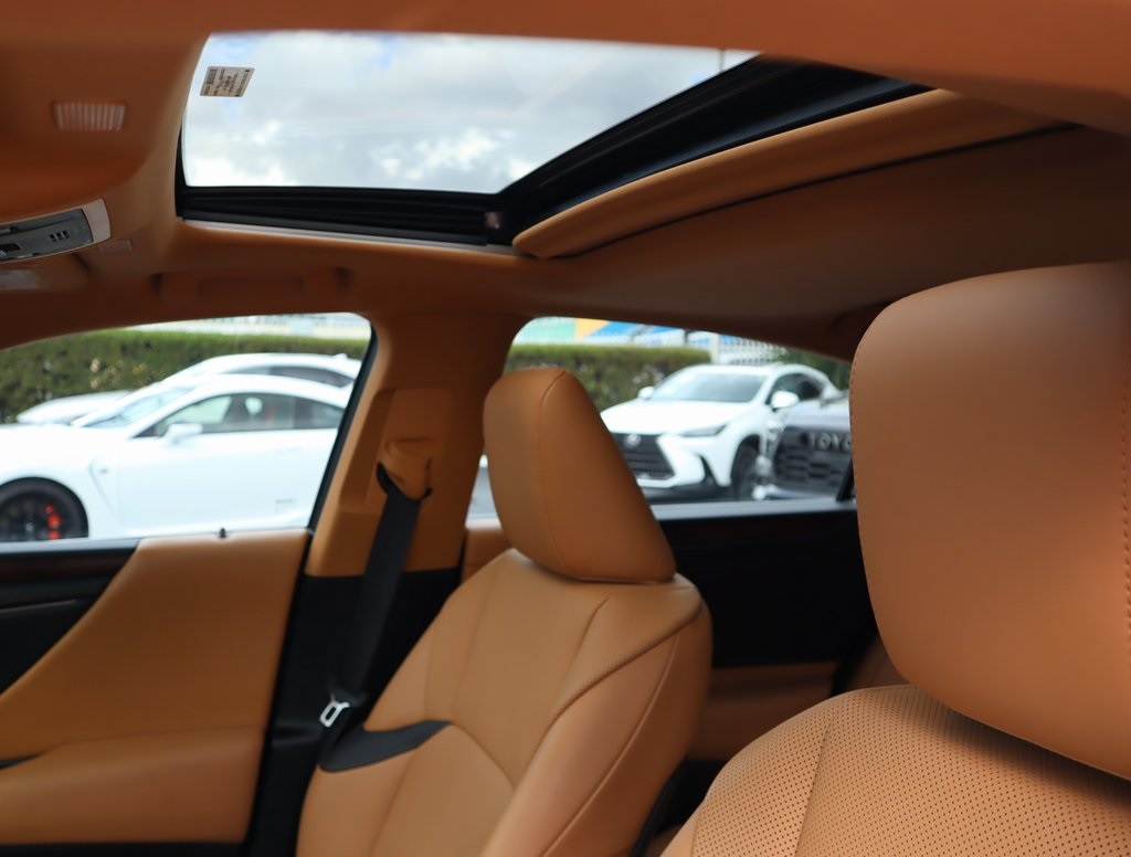 Thumbnail: 2022 Lexus ES - 19