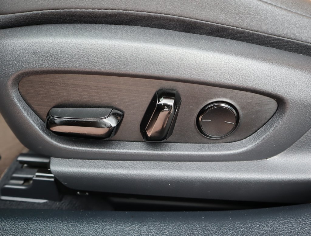 Thumbnail: 2022 Lexus ES - 28