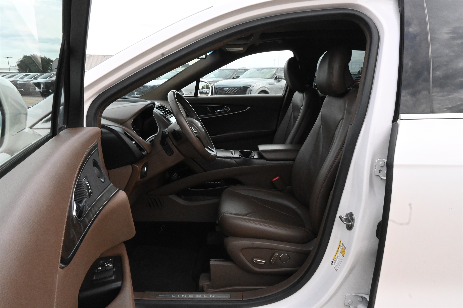 2017 Lincoln MKX Reserve White at Parkway Family Mazda