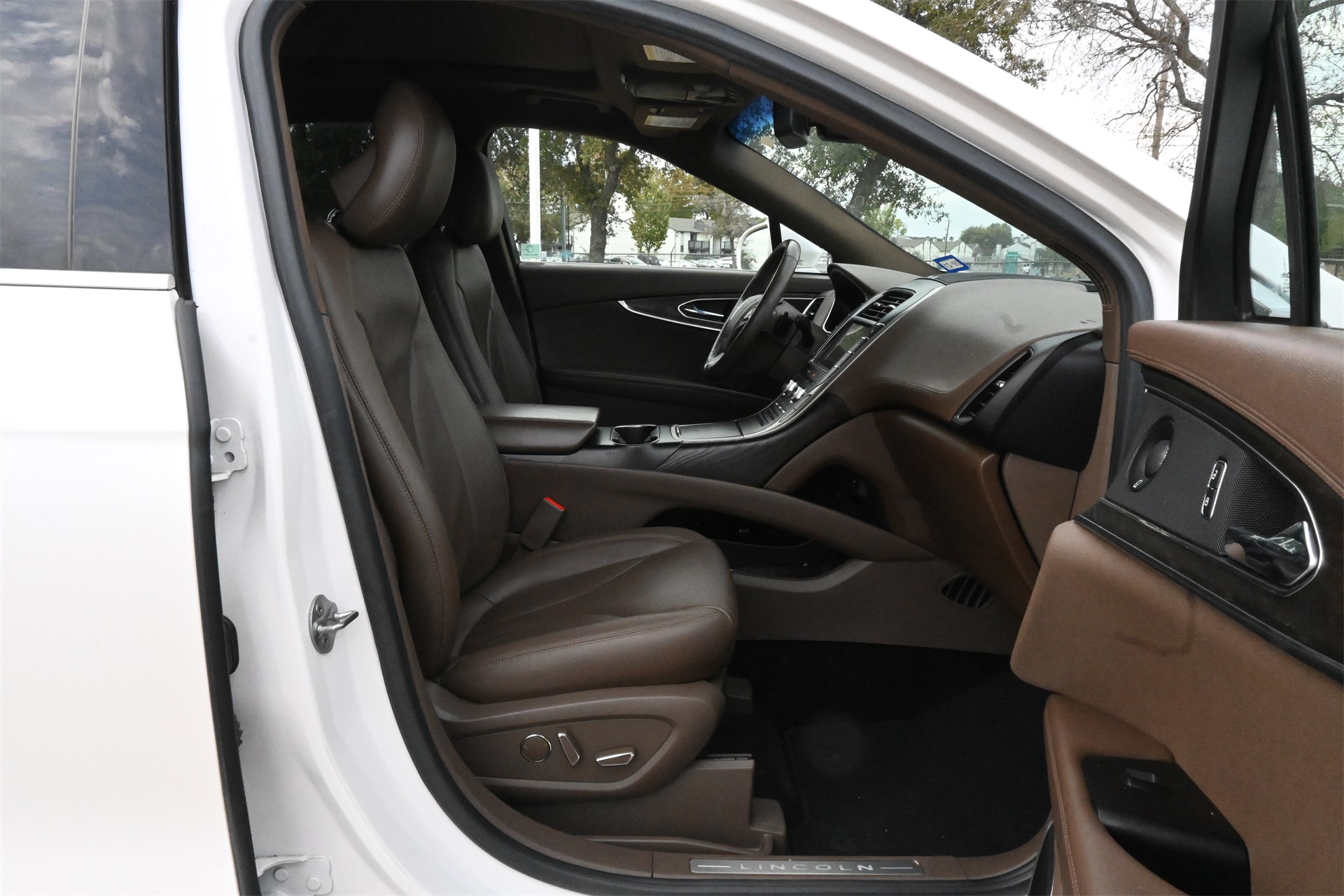 2017 Lincoln MKX Reserve White at Parkway Family Mazda