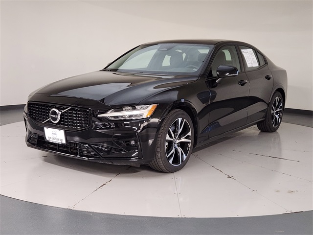 2024 Volvo S60 B5 Core Dark Theme
