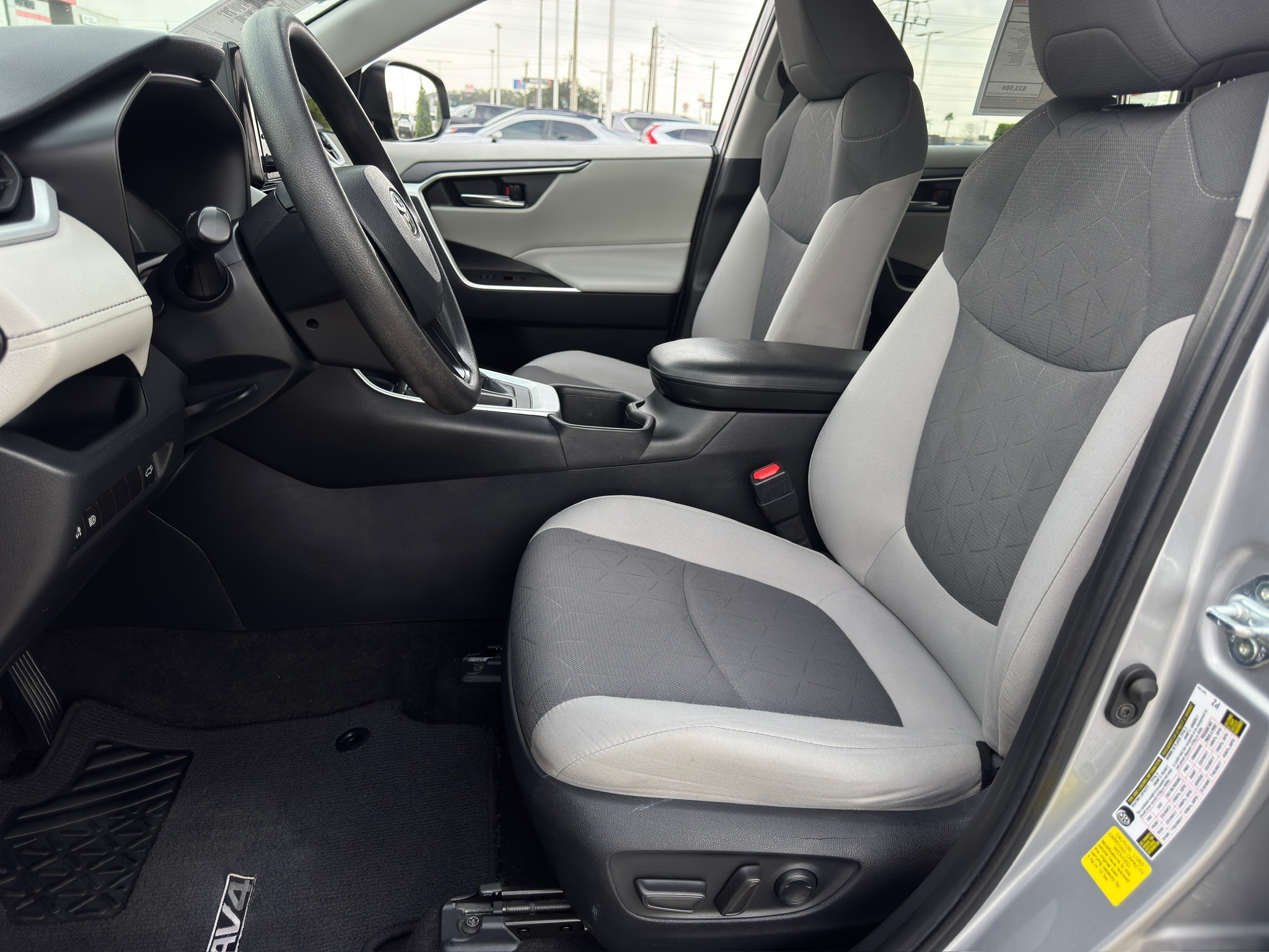 2022 Toyota RAV4 XLE - 9