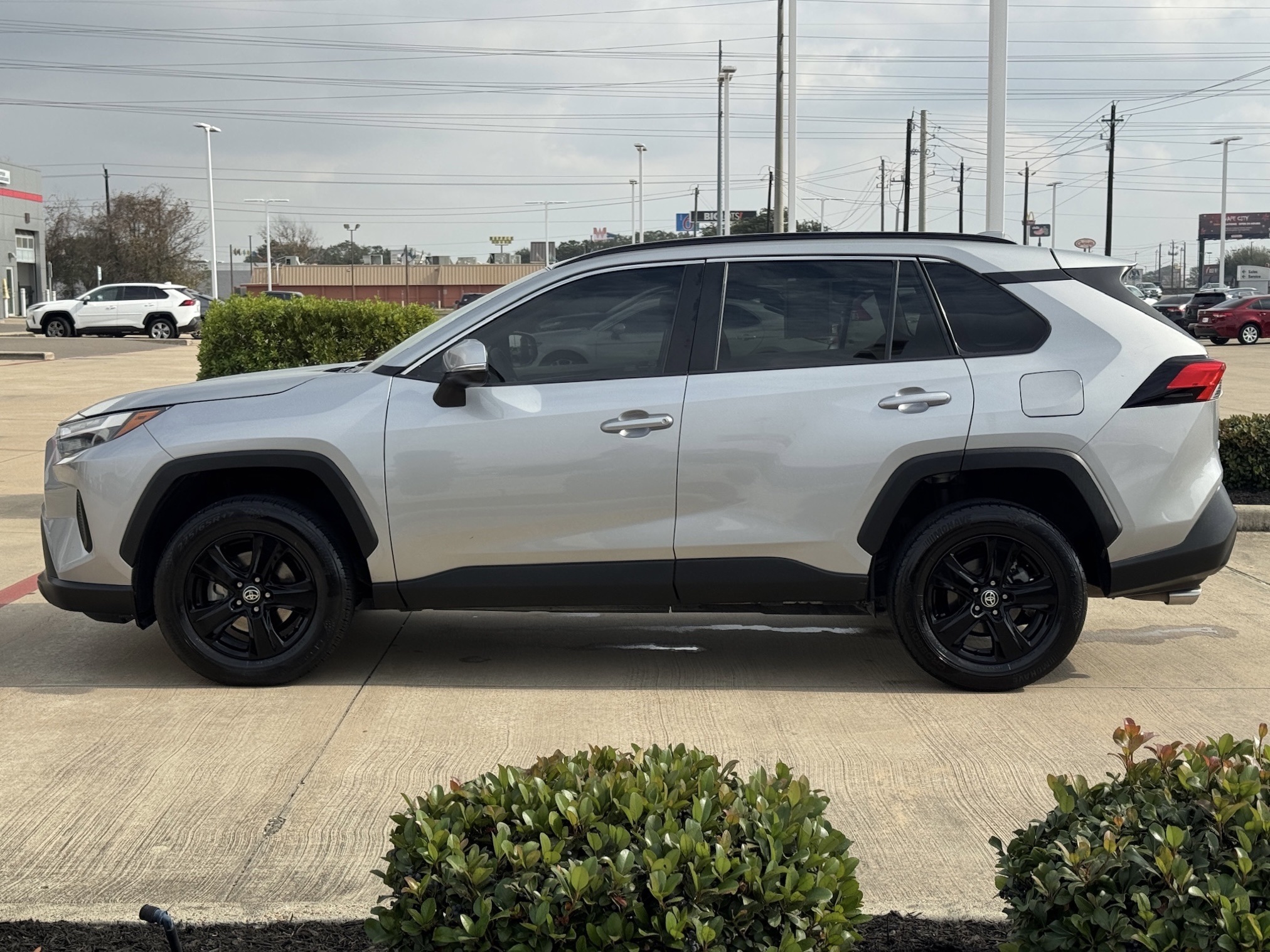 2022 Toyota RAV4 XLE - 11