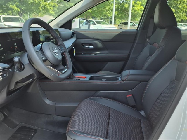2025 Nissan Kicks SR photo 2