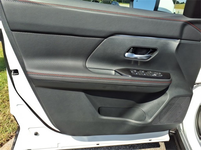 2025 Nissan Kicks SR photo 3