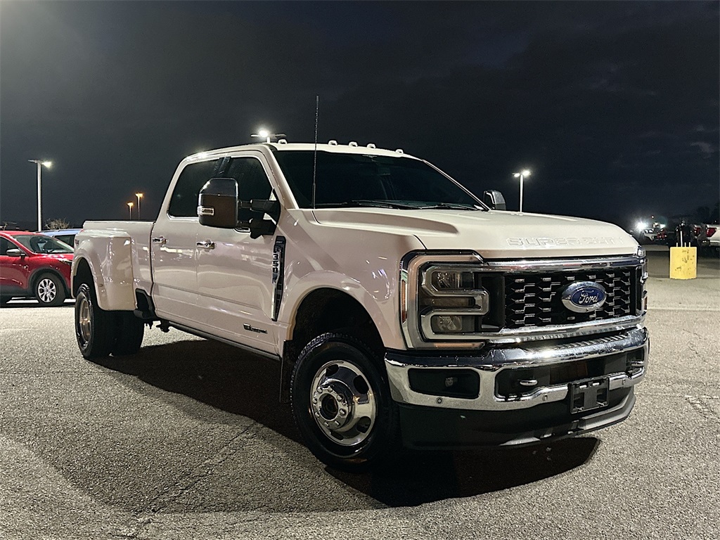 2023 Ford F-350 Super Duty Lariat's photo