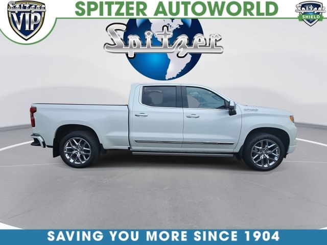 White (Iridescent Pearl Tricoat) 2022 Chevrolet Silverado 1500 Pickup Truck Four-Wheel Drive Automatic