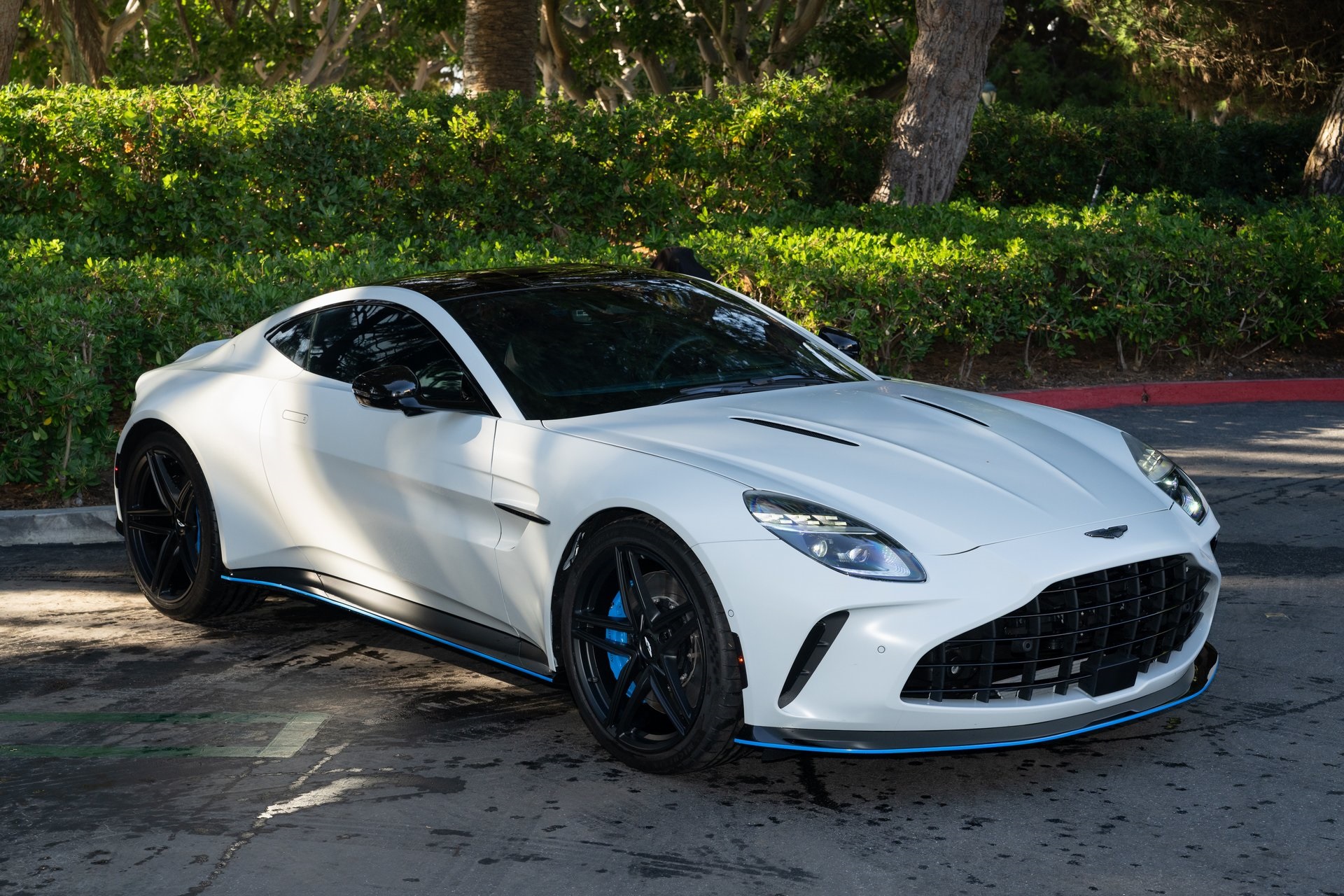 2025 Aston Martin Vantage Base's photo