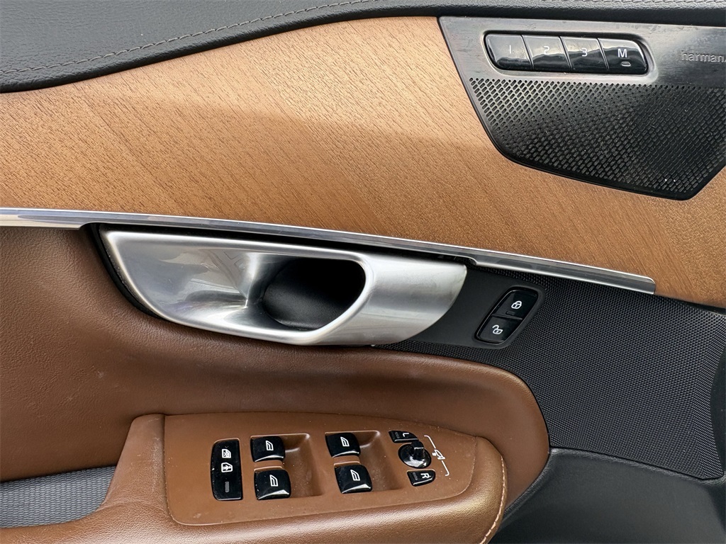 2020 Volvo XC90 T6 Inscription - 10
