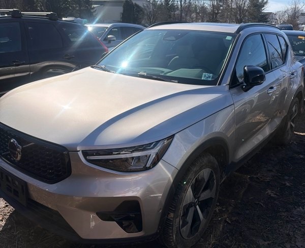 2023 Volvo XC40 B5 Plus Dark Theme AWD