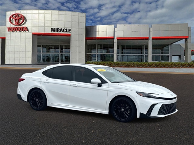 2025 Toyota Camry SE's photo