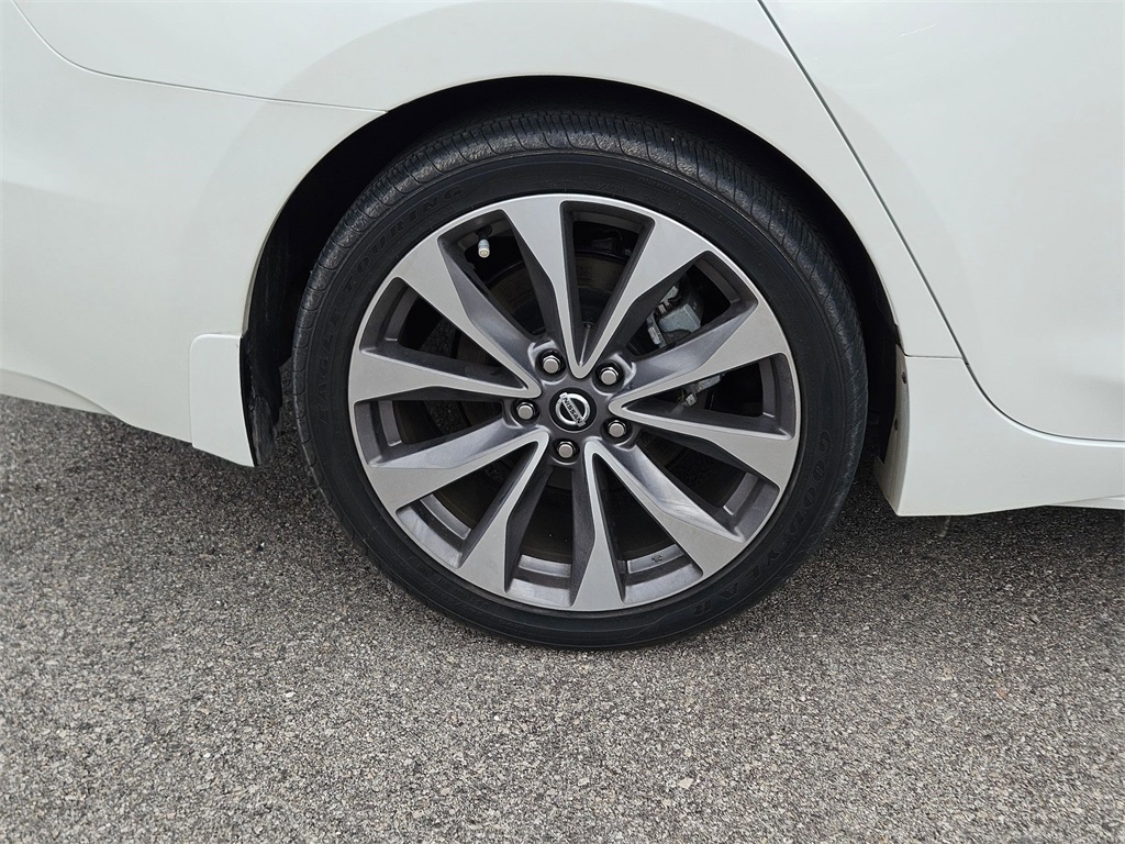 2023 Nissan Maxima SR photo 9