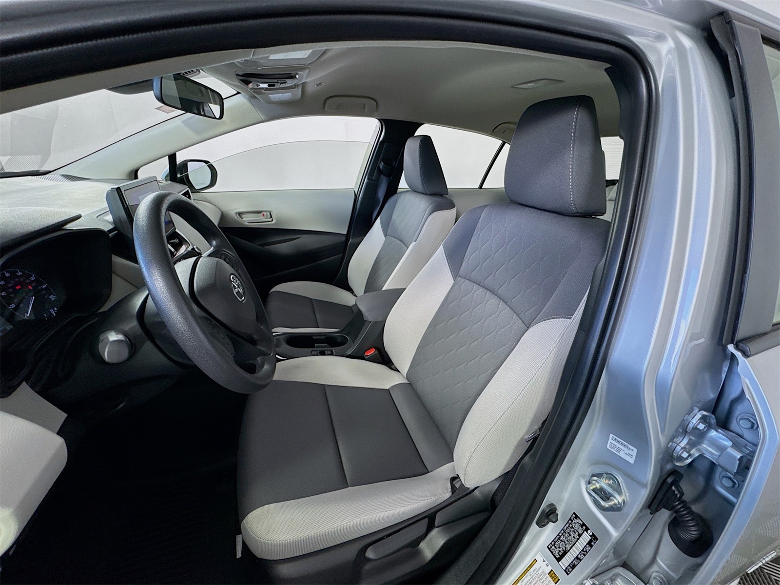 2025 Toyota Corolla Hybrid LE photo 8