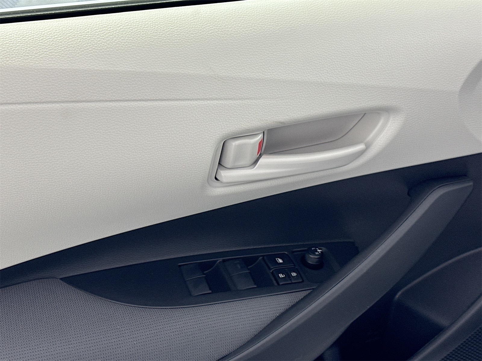 2025 Toyota Corolla Hybrid LE photo 11