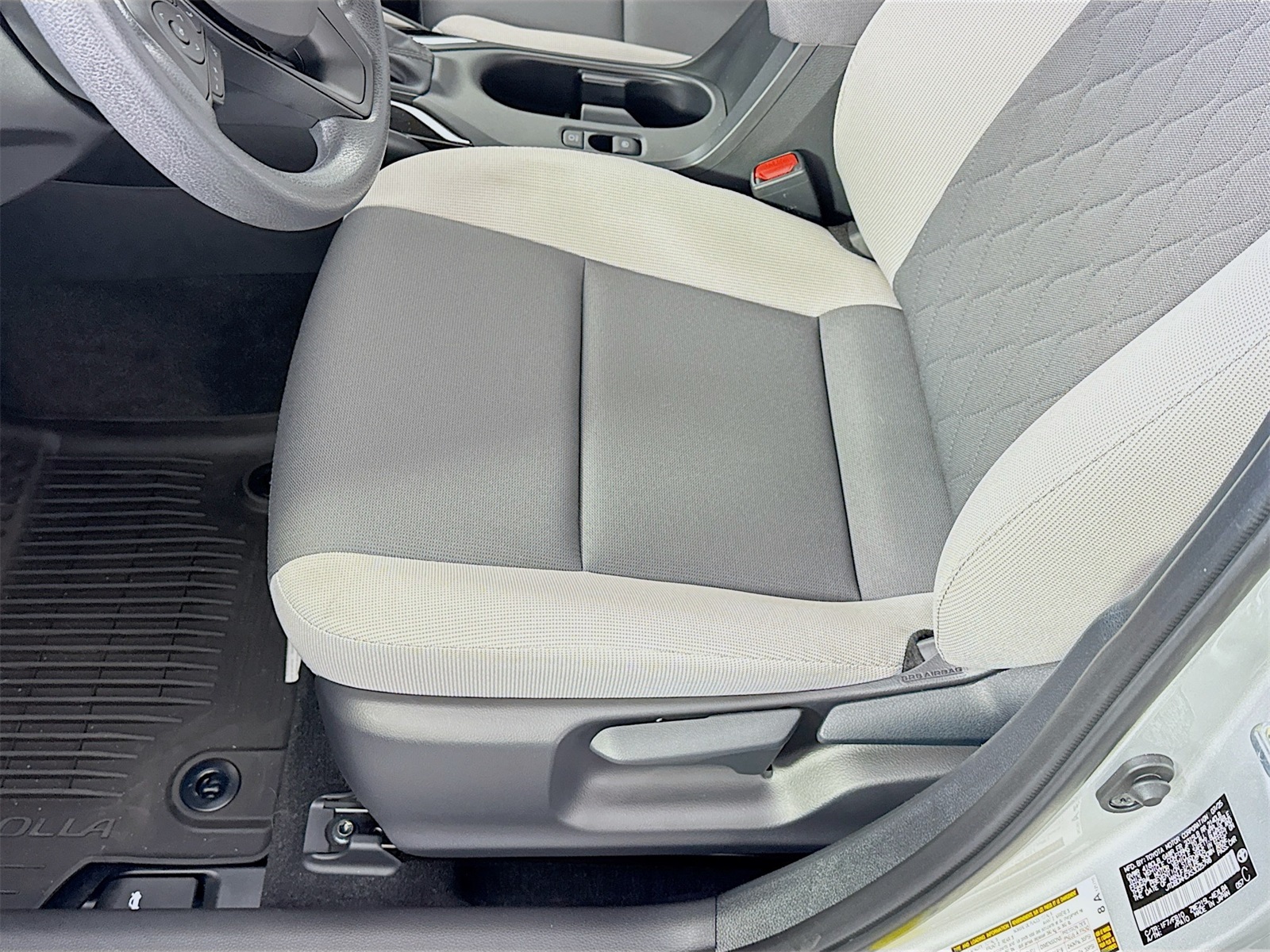 2025 Toyota Corolla Hybrid LE photo 12