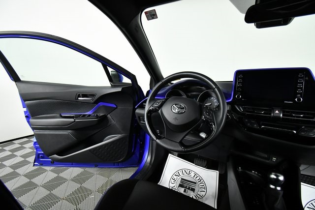 2022 Toyota C-HR XLE photo 17