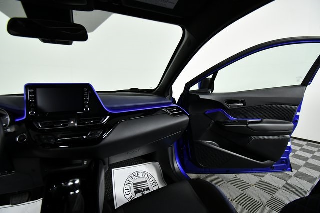 2022 Toyota C-HR XLE photo 18