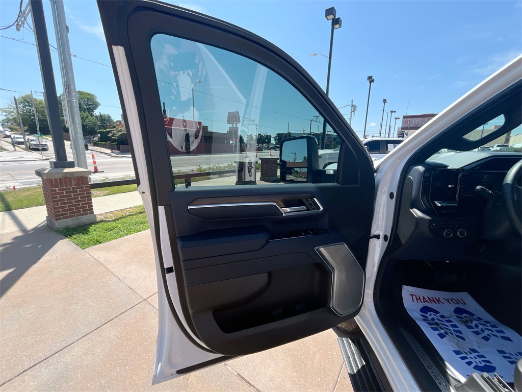 2025 Chevrolet Silverado 2500HD High Country photo 14