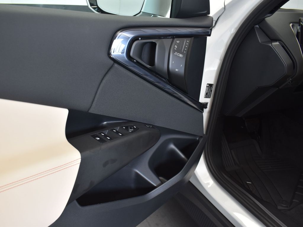 2025 Mineral White Metallic BMW X3 30 xDrive AWD SUV