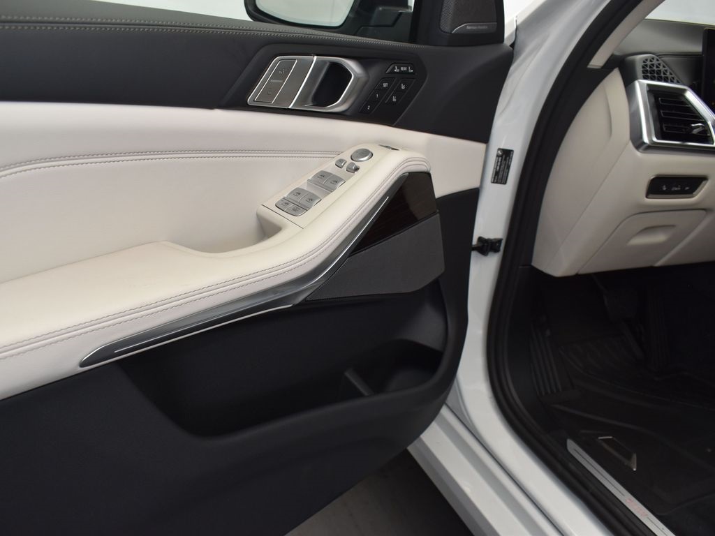 2026 Mineral White Metallic BMW X7 xDrive40i AWD SUV
