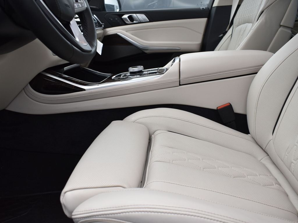 2026 Mineral White Metallic BMW X7 xDrive40i AWD SUV