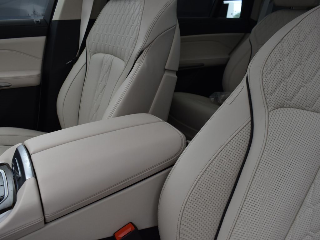 2026 Mineral White Metallic BMW X7 xDrive40i AWD SUV