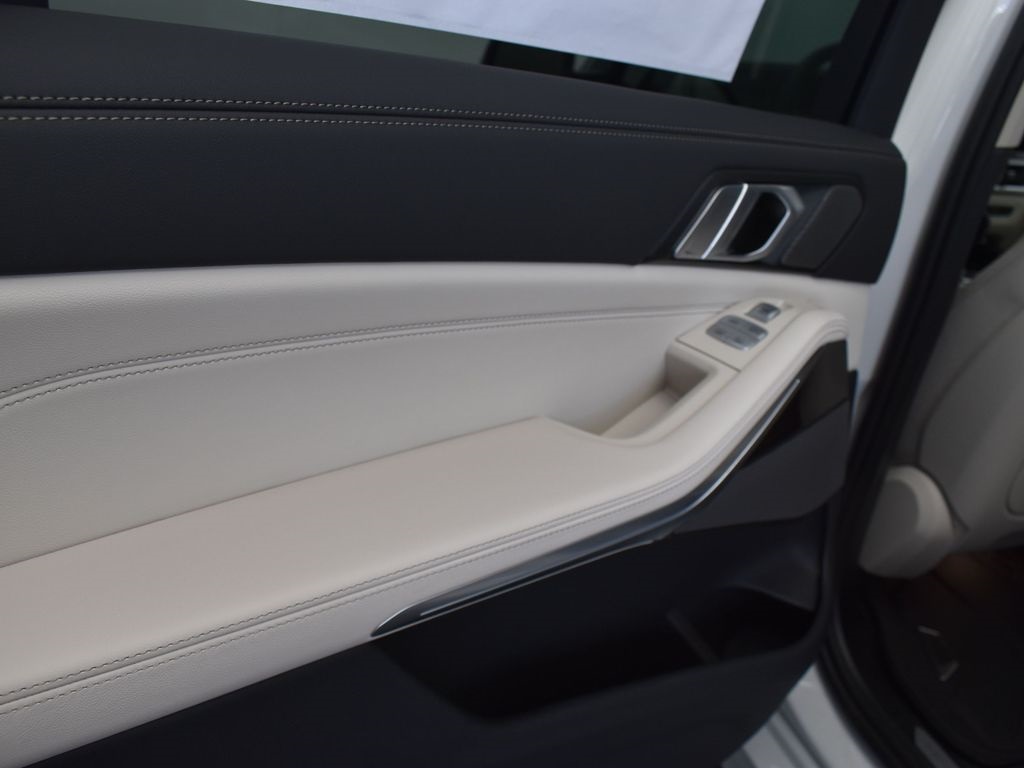 2026 Mineral White Metallic BMW X7 xDrive40i AWD SUV