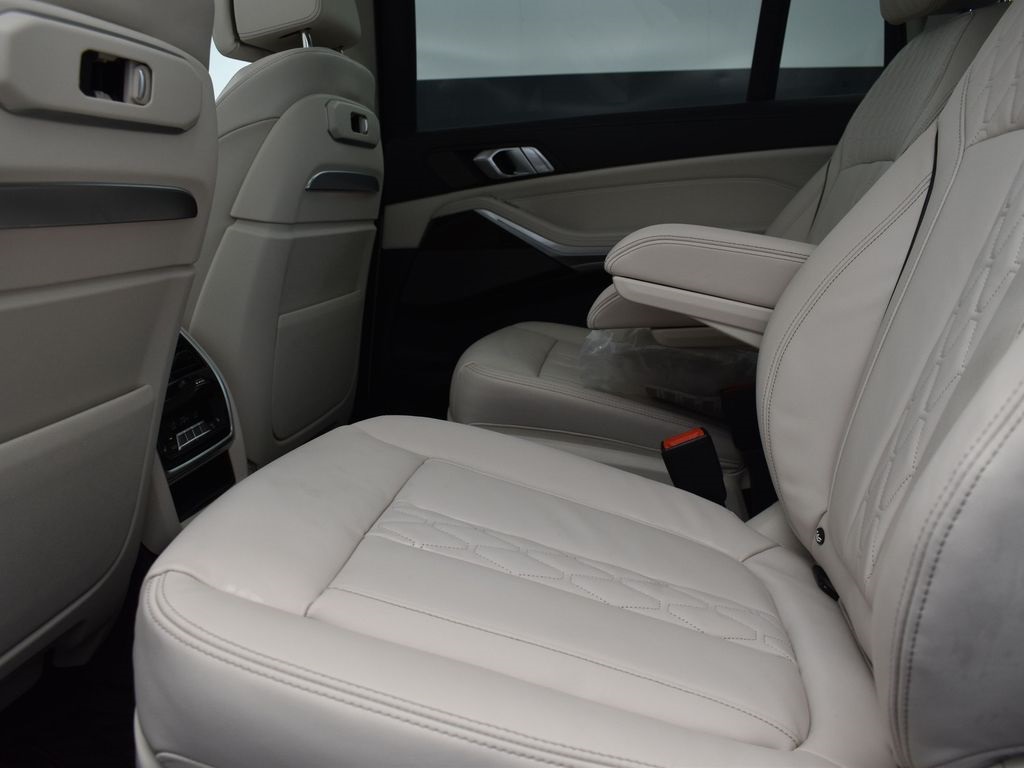 2026 Mineral White Metallic BMW X7 xDrive40i AWD SUV