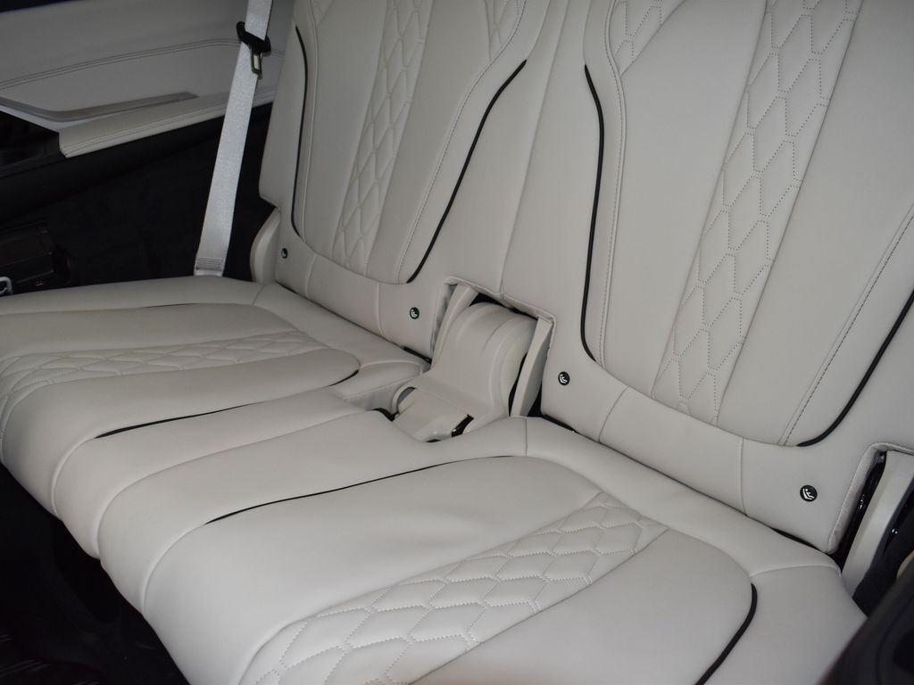 2026 Mineral White Metallic BMW X7 xDrive40i AWD SUV