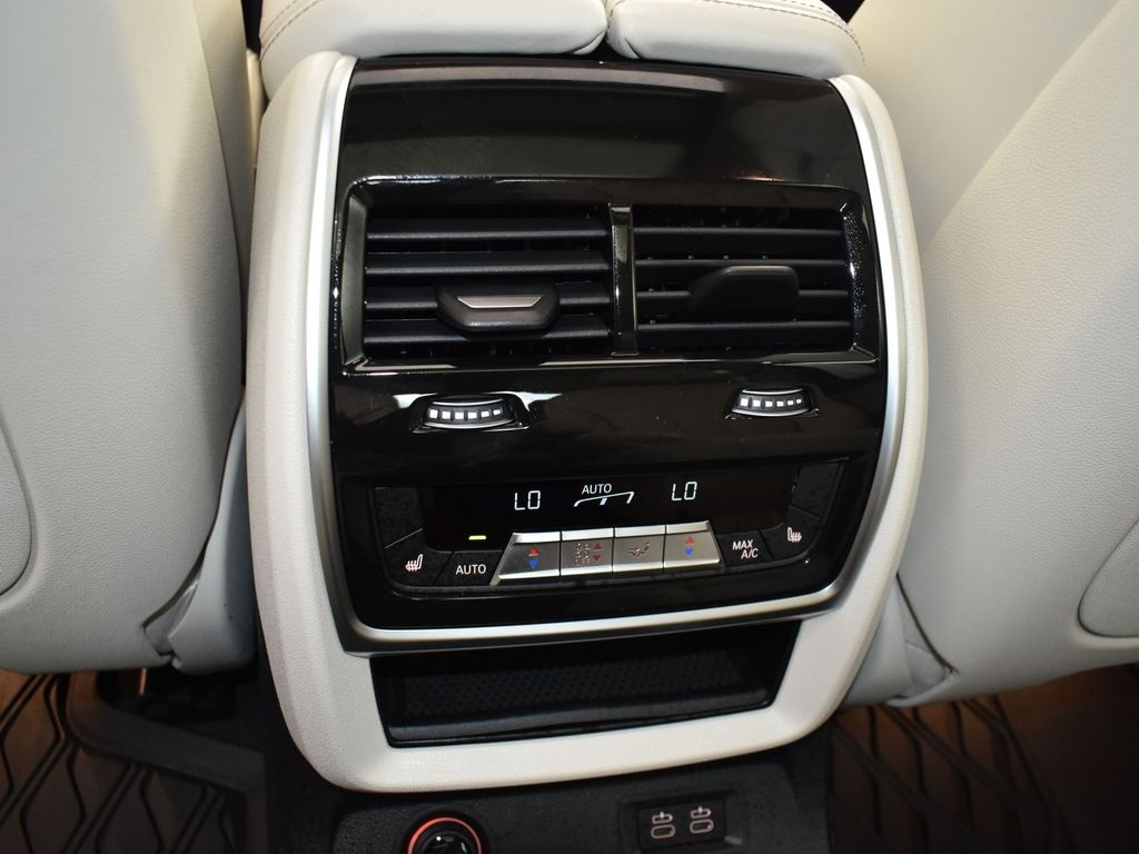 2026 Mineral White Metallic BMW X7 xDrive40i AWD SUV