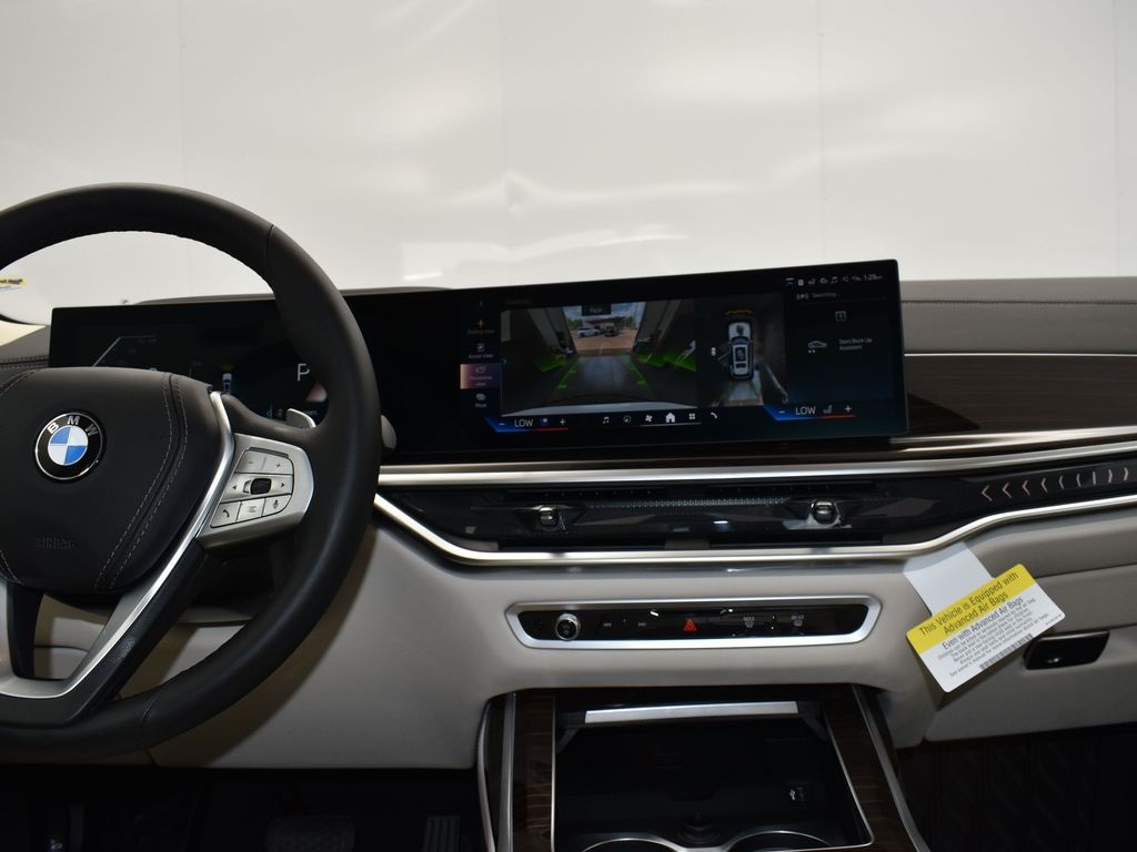 2026 Mineral White Metallic BMW X7 xDrive40i AWD SUV