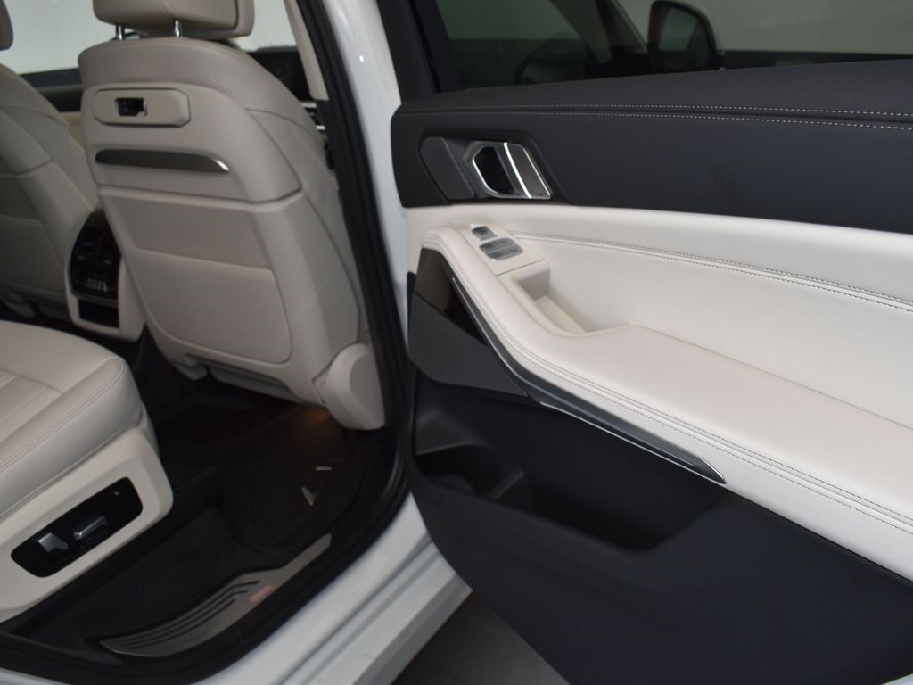 2026 Mineral White Metallic BMW X7 xDrive40i AWD SUV