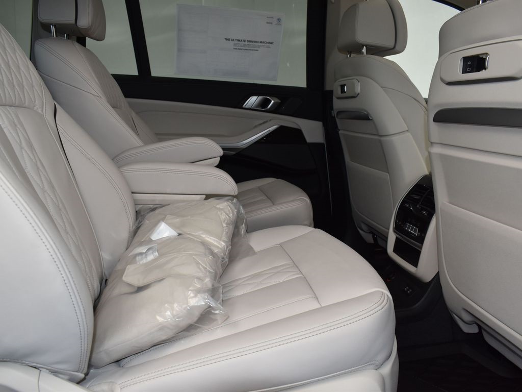 2026 Mineral White Metallic BMW X7 xDrive40i AWD SUV