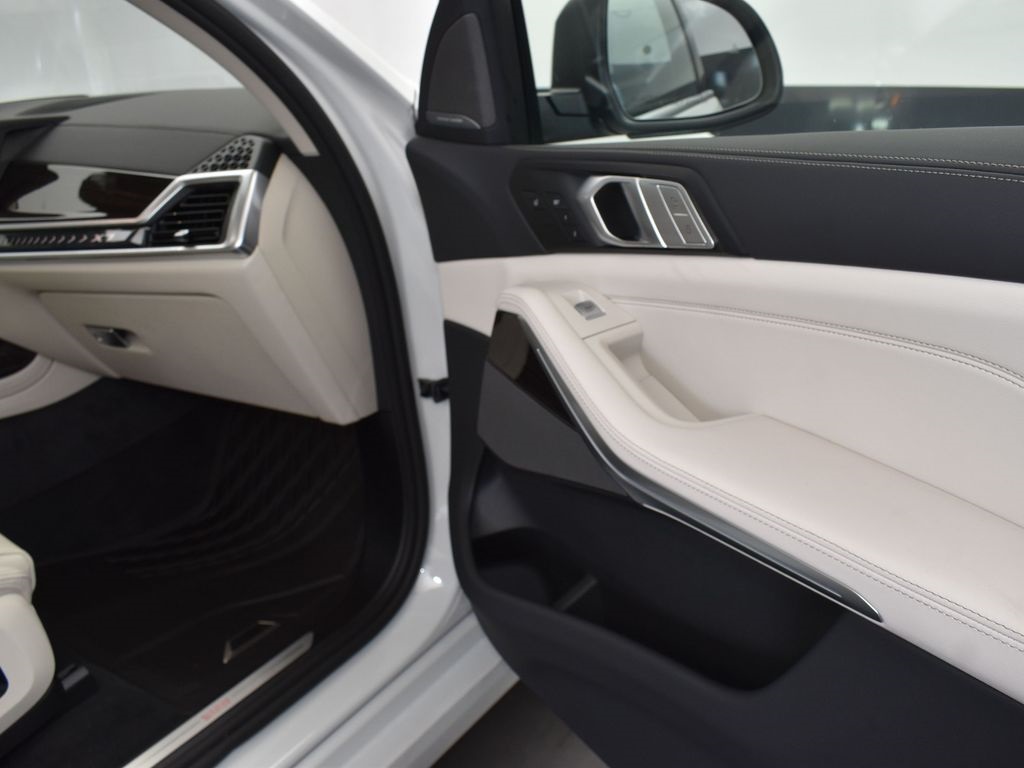 2026 Mineral White Metallic BMW X7 xDrive40i AWD SUV