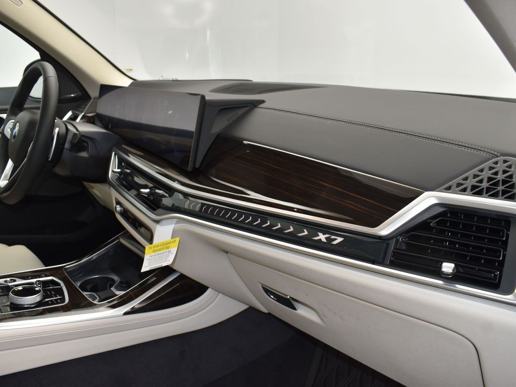 2026 Mineral White Metallic BMW X7 xDrive40i AWD SUV