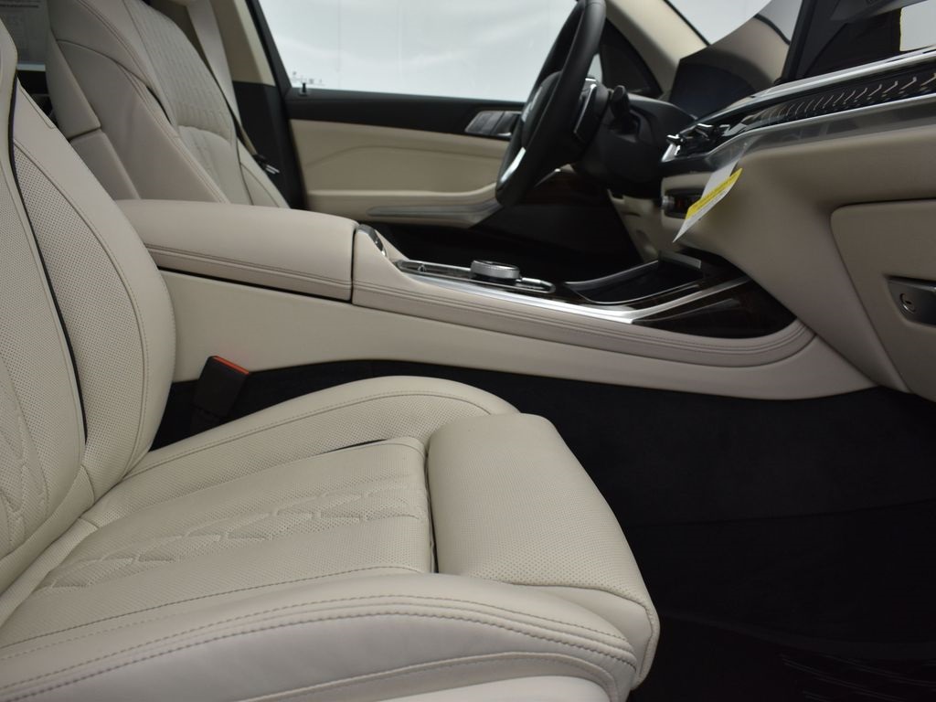 2026 Mineral White Metallic BMW X7 xDrive40i AWD SUV