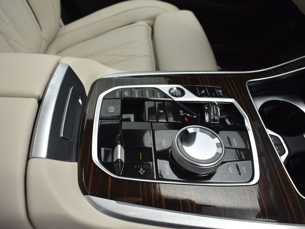 2026 Mineral White Metallic BMW X7 xDrive40i AWD SUV