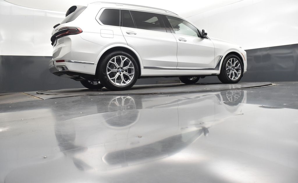 2026 Mineral White Metallic BMW X7 xDrive40i AWD SUV