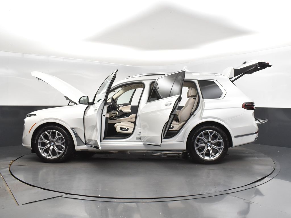 2026 Mineral White Metallic BMW X7 xDrive40i AWD SUV