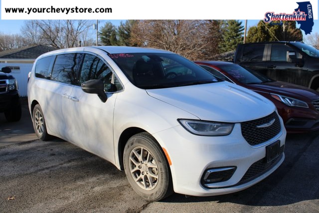 2025 Chrysler Pacifica Select's photo