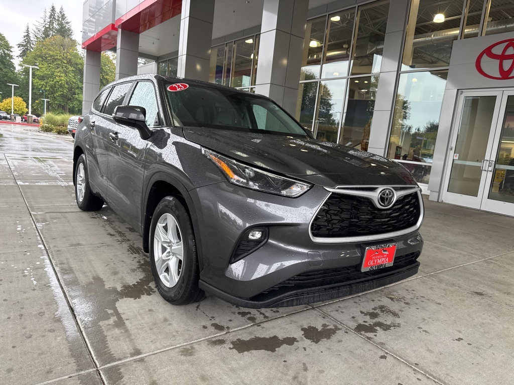 2023 Toyota Highlander LE's photo