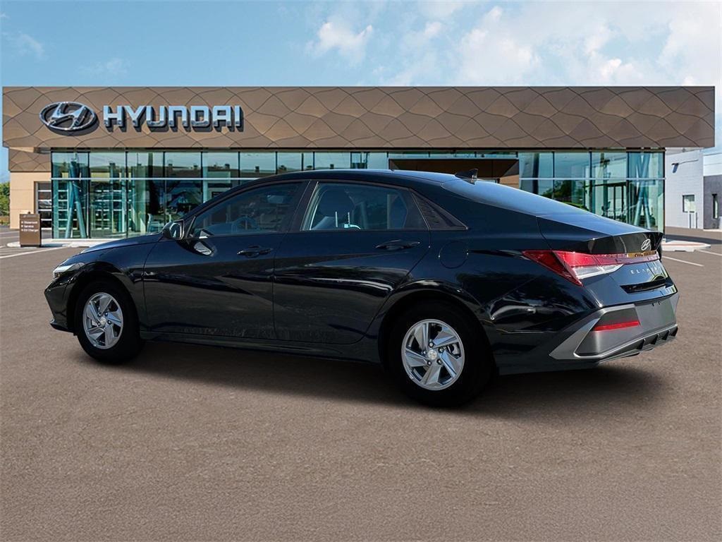 2025 Hyundai Elantra SE photo 2