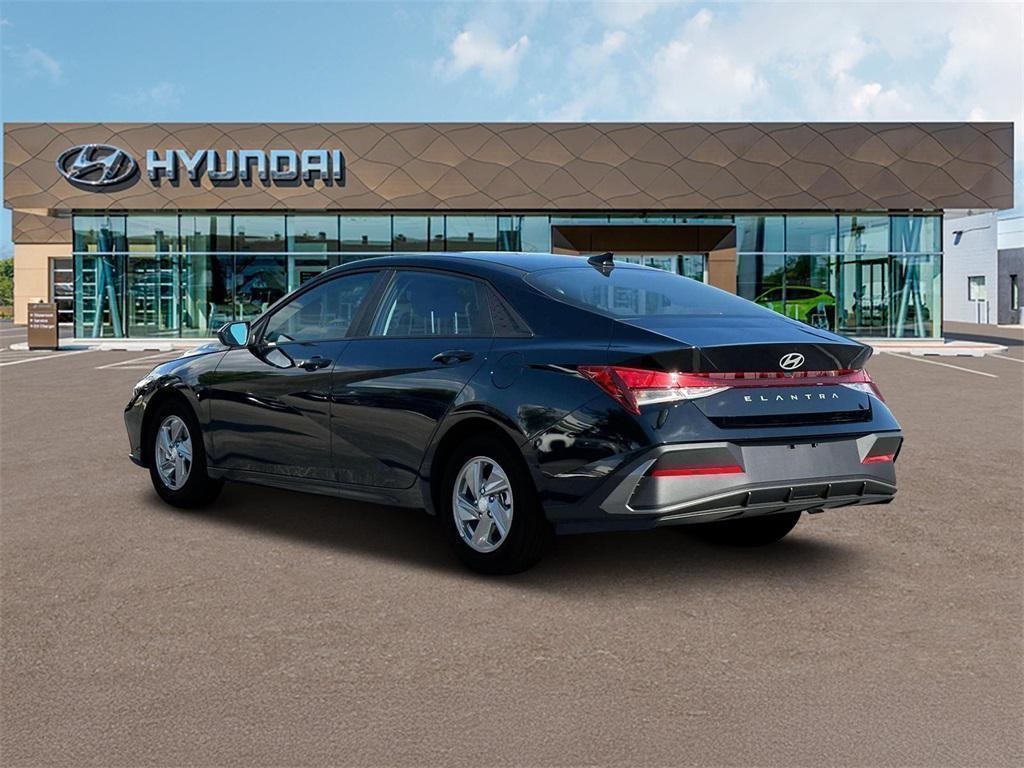 2025 Hyundai Elantra SE photo 3