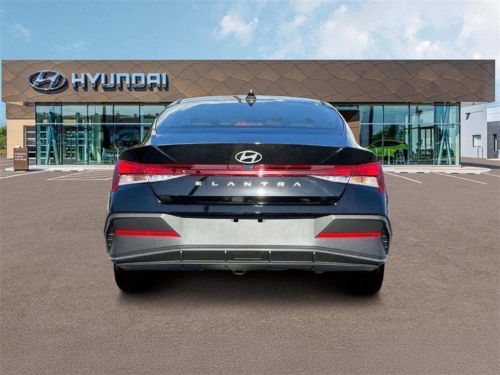 2025 Hyundai Elantra SE photo 4