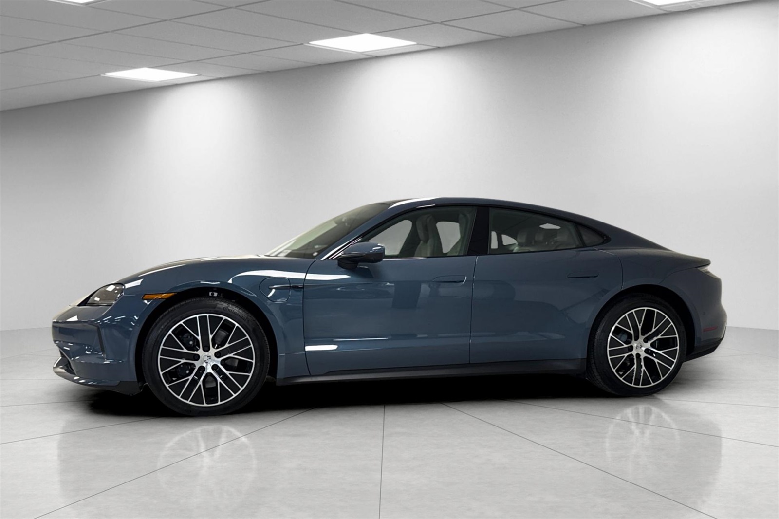 2025 Porsche Taycan 4 photo 2