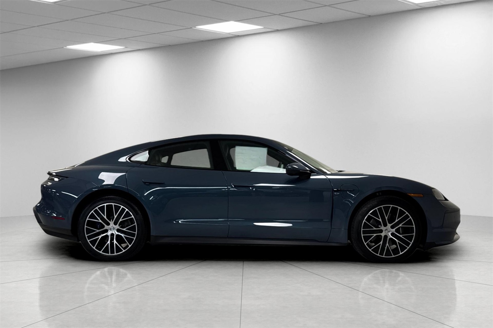 2025 Porsche Taycan 4 photo 9