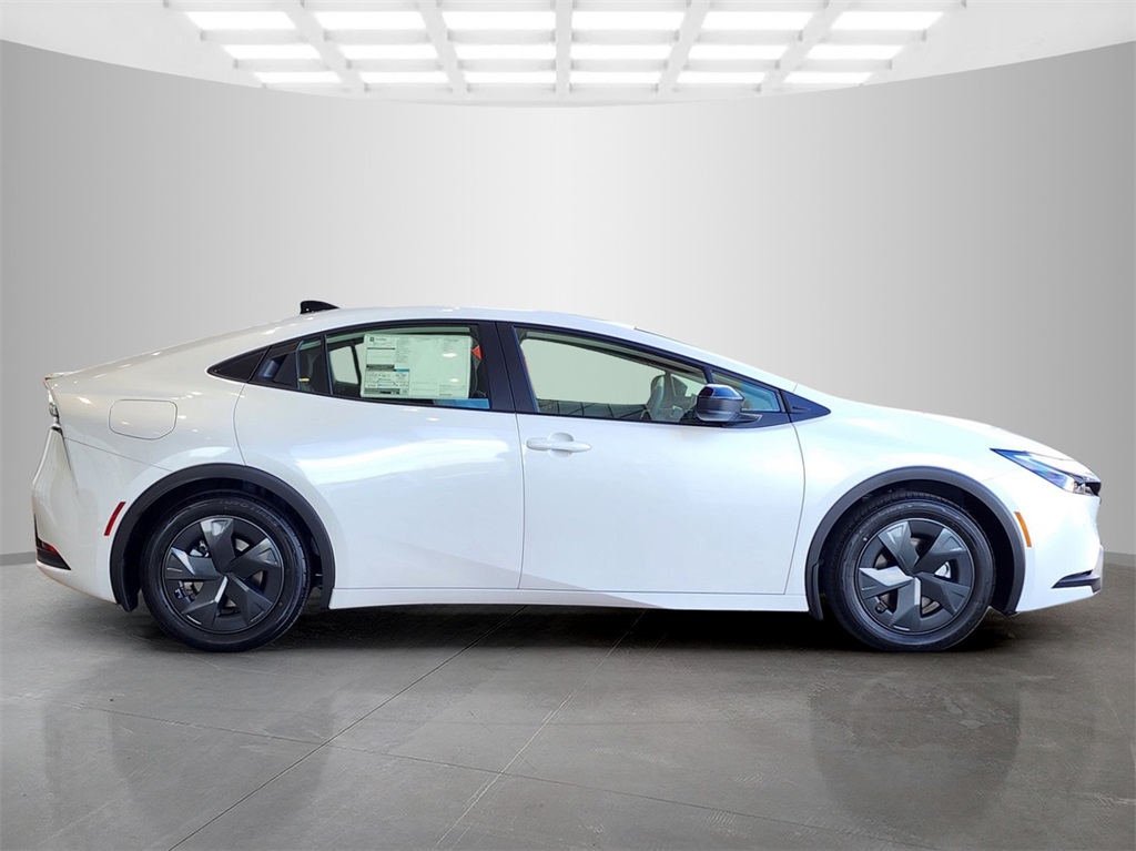 2026 Toyota Prius Plug-in Hybrid SE photo 2