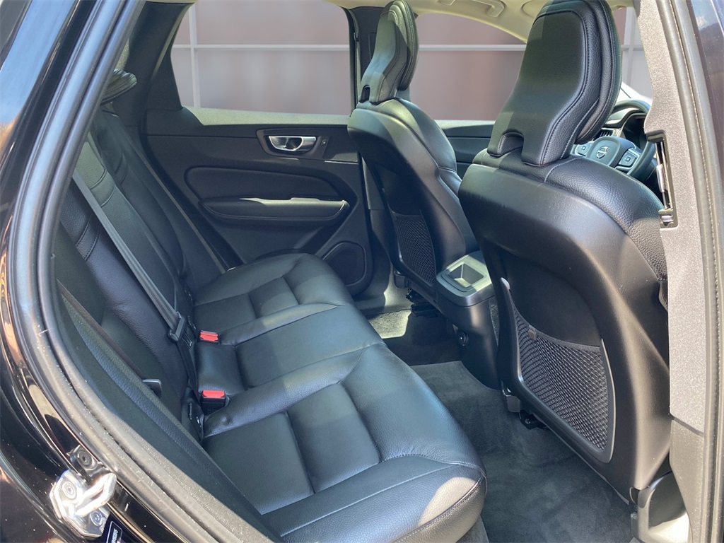 2021 Black Volvo XC60 T5 Momentum AWD SUV