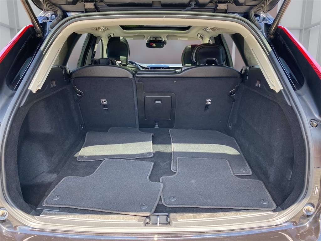 2021 Black Volvo XC60 T5 Momentum AWD SUV