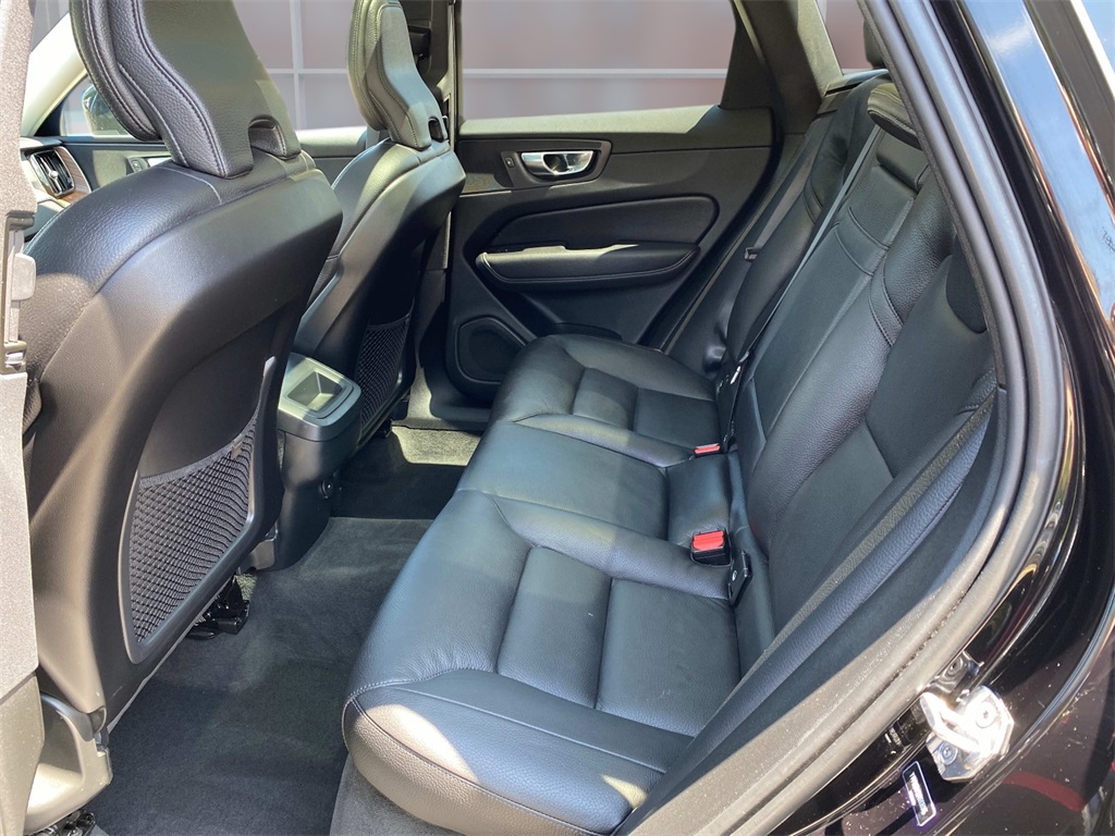 2021 Black Volvo XC60 T5 Momentum AWD SUV